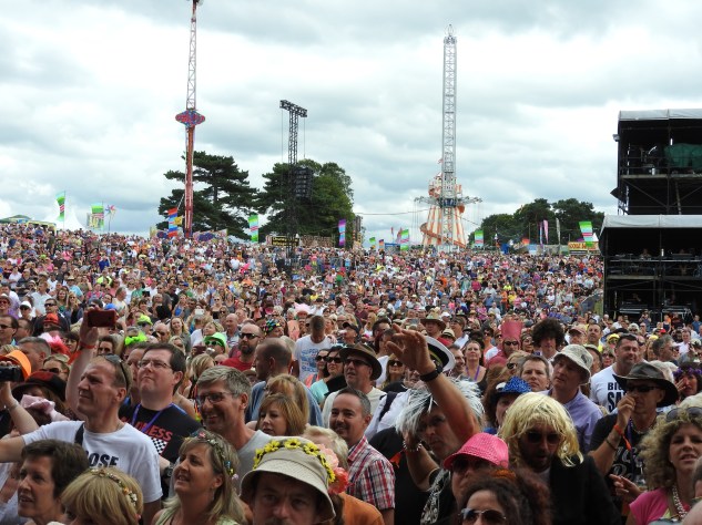rewind crowd from stage